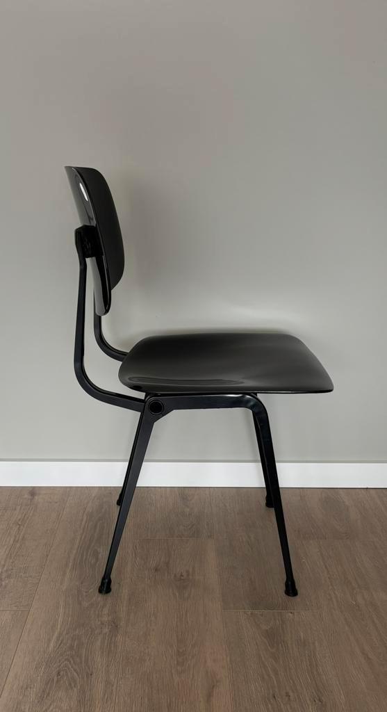 Ahrend de cirkel 85,-   Revolt  zwarte stoel Rotterdam, Huis en Inrichting, Stoelen, Gebruikt, Eén, Zwart, Ophalen of Verzenden