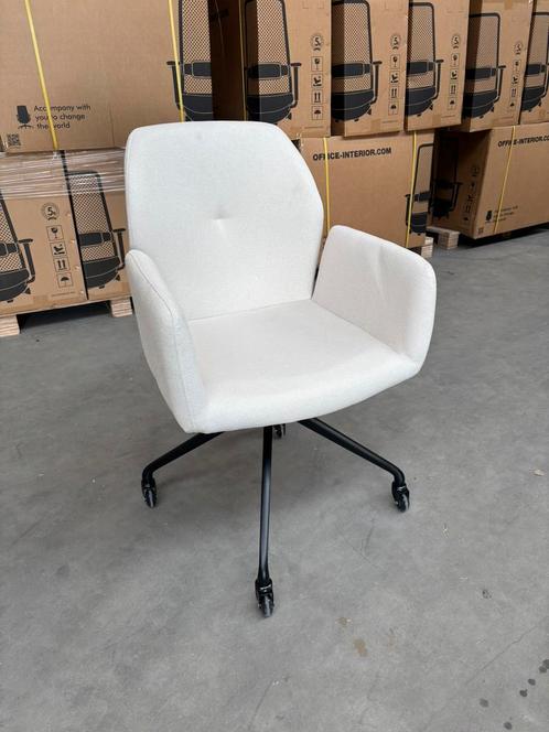 Beige eettafel-, vergader- of kantinestoel met skatewieltjes, Huis en Inrichting, Stoelen, Zo goed als nieuw, Vijf, Zes of meer stoelen