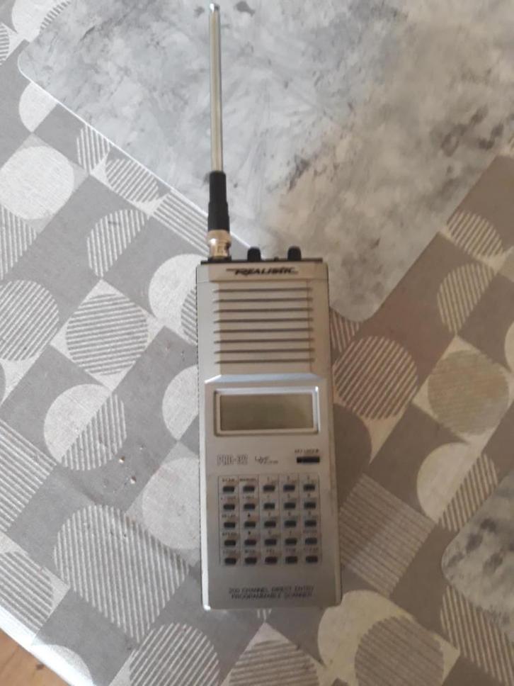realistick pro 32 en een uniden ubc 50 xl scaner, Telecommunicatie, Scanners, Gebruikt, 30 tot 200 kanalen, Draagbaar, Ophalen of Verzenden