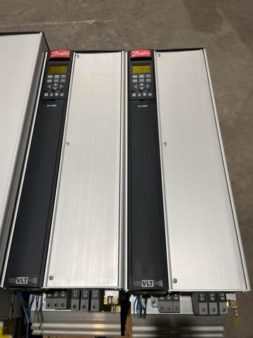 012. + 013. Danfoss VLT5032 frequentieregelaar 43,8kVA beschikbaar voor biedingen