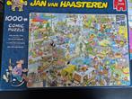 Puzzel Jan v Haasteren 1000 de vakantiebeurs, Ophalen of Verzenden, 500 t/m 1500 stukjes, Zo goed als nieuw, Legpuzzel