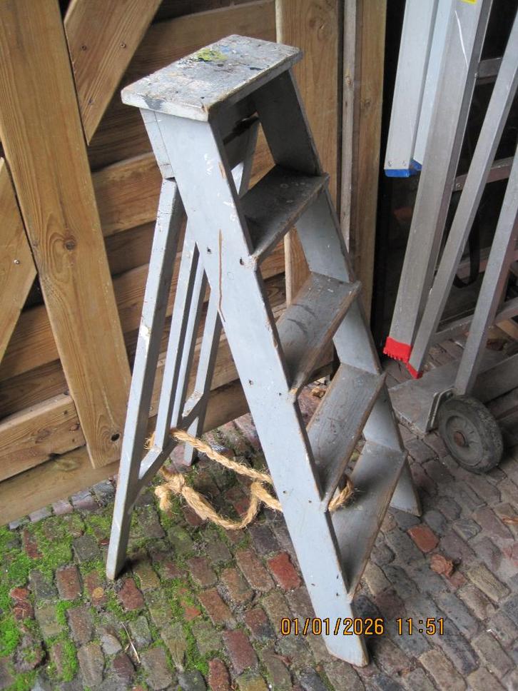 oud houten schilderstrapje (368), Doe-het-zelf en Verbouw, Ladders en Trappen, Gebruikt, Trap, Minder dan 2 meter, Opvouwbaar of Inschuifbaar