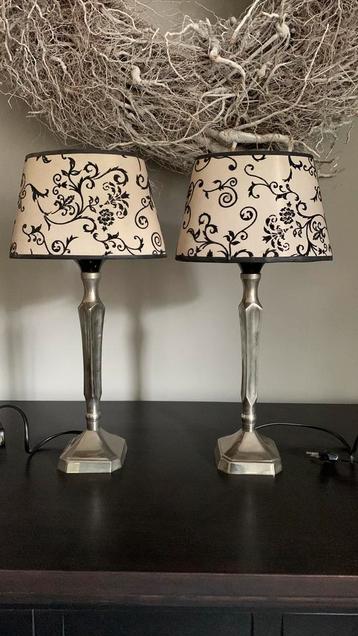 Twee zilveren schemerlampen met mooie kappen beschikbaar voor biedingen