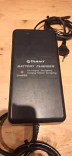 Giant acculader 4 pins, Ophalen of Verzenden, Zo goed als nieuw
