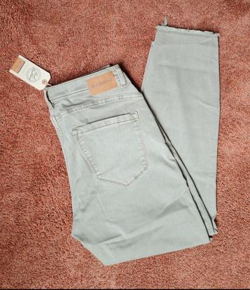 Red Button jeans Laila coloured denim 42 beschikbaar voor biedingen