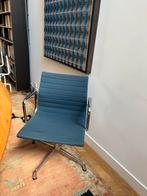Vitra Eames EA 108 Stoel blauw Hopsak – Chroom, Huis en Inrichting, Stoelen, Twee, Blauw, Ophalen of Verzenden, Zo goed als nieuw