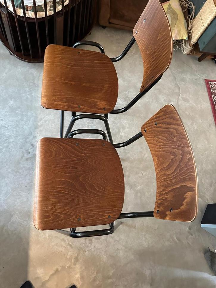 Twee hoge barkrukken - schoolkruk vintage, Huis en Inrichting, Barkrukken, Zo goed als nieuw, 60 tot 90 cm, Metaal, 2 krukken