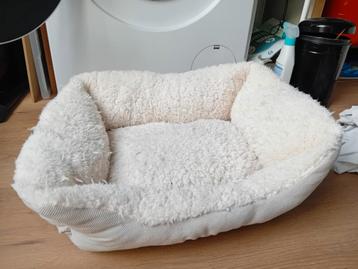 Super zachte wit met grijze kattenmand  beschikbaar voor biedingen
