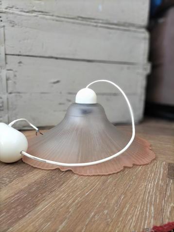 Frosted glazen bloemlamp met rozige rand beschikbaar voor biedingen