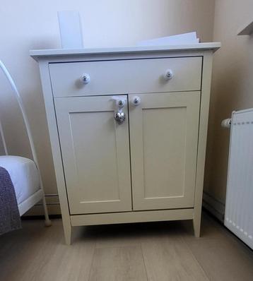 Leuk kastje, nieuw gelakt beschikbaar voor biedingen
