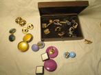 een setje jaren 60 oorbellen met doosje, Sieraden, Tassen en Uiterlijk, Oorbellen, Verzenden, Overige materialen