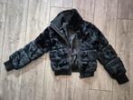 Zwarte (nep)bonten meisjesjas maat 134, Kleding | Heren, Jassen | Winter, Ophalen of Verzenden, Nieuw, Overige maten, Zwart