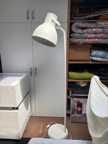 Witte staande lamp Hektar van de ikea beschikbaar voor biedingen