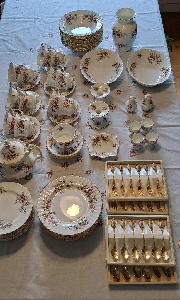 Porseleinen servies Royal Albert lavender rose compleet, Antiek en Kunst, Antiek | Servies compleet, Ophalen