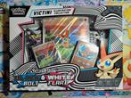 [SEALED] Victini Illustration Collection, Ophalen of Verzenden, Nieuw