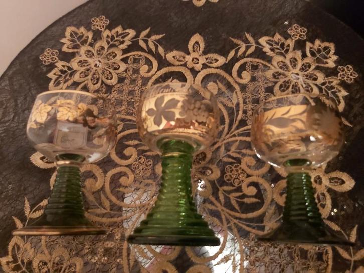 3 Vintage Wijnglazen met Gouden Accenten, Antiek en Kunst, Antiek | Glas en Kristal, Ophalen of Verzenden