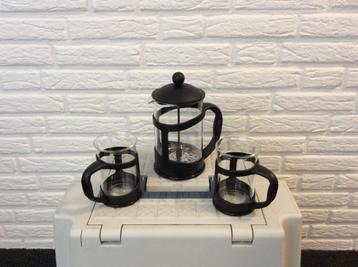Cafetière  met glazen beschikbaar voor biedingen