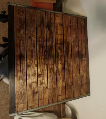 Industriële eettafel.  beschikbaar voor biedingen