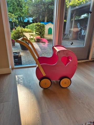 Houten poppenwagen beschikbaar voor biedingen