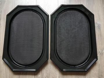 Twee plastic dienbladen om bijv. broodjes te presenteren beschikbaar voor biedingen