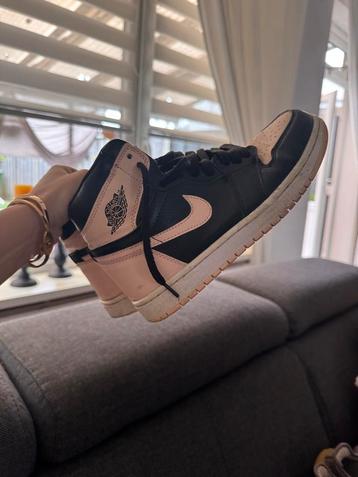 Air Jordan 1 Retro High OG Crimson Tint beschikbaar voor biedingen