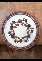 Een mooi aardewerk wandbord bruin met bloemen Roemeens? 26cm, Antiek en Kunst, Antiek | Wandborden en Tegels, Ophalen of Verzenden