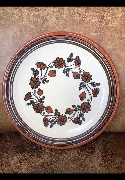 Een mooi aardewerk wandbord bruin met bloemen Roemeens? 26cm, Antiek en Kunst, Antiek | Wandborden en Tegels, Ophalen of Verzenden