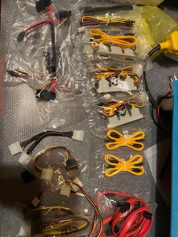IDE & floppy, SATA kabels, en overige PC kabels beschikbaar voor biedingen