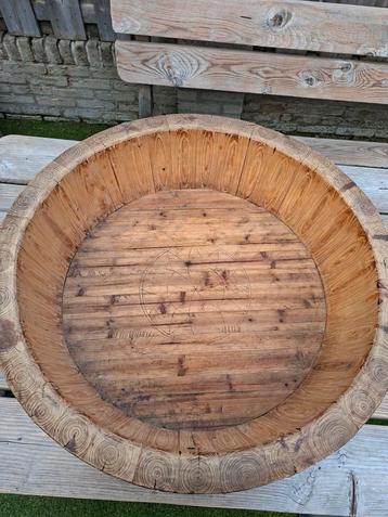 Mooie zware oude houten olijfbak met mooie details  beschikbaar voor biedingen