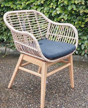 4 Prachtige Nieuwe Tuinstoelen  beschikbaar voor biedingen