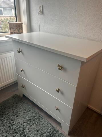 Witte commode beschikbaar voor biedingen