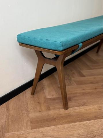 Retro-style bench beschikbaar voor biedingen