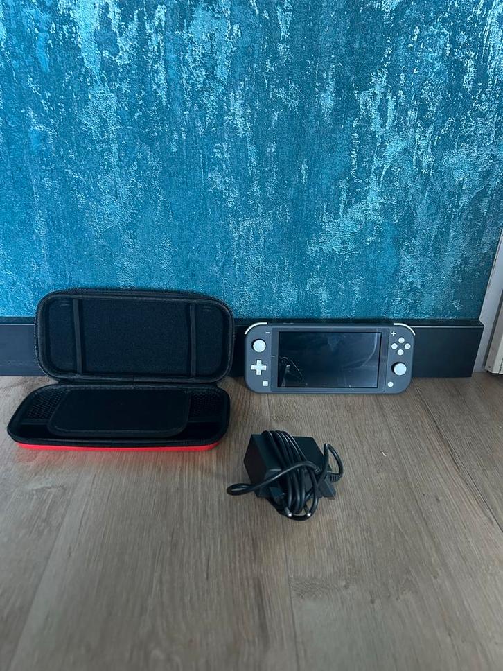 Nintendo Switch Lite Grijs - Inclusief oplader & case, Spelcomputers en Games, Games | Nintendo Switch, Zo goed als nieuw, Avontuur en Actie