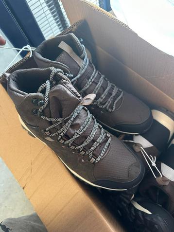 Partij schoenen wandelschoenen nieuw in doos  beschikbaar voor biedingen