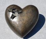 Grote BRONZEN URN / grafdecoratie / HART met VLINDERS, Huis en tuin decoratie Marie, Nieuw, Info@huisentuindecoratiemarie.nl, Peize