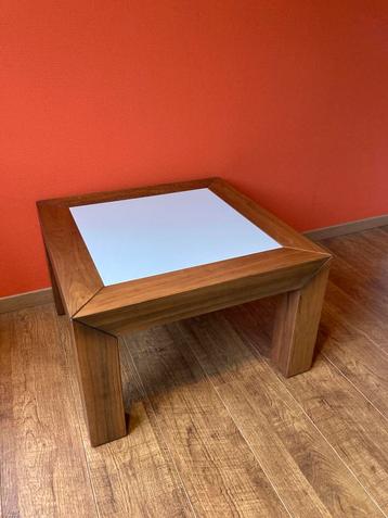 Notenhouten bijzet tafel 66 x 66 cm beschikbaar voor biedingen