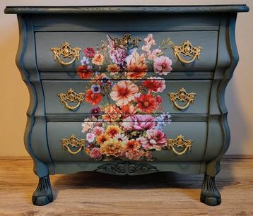 Schattig groen buikkastje met vrolijke bloemenprint  beschikbaar voor biedingen