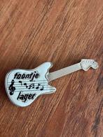 Toontje Lager Speldje Broche Gitaar, Verzamelen, Ophalen of Verzenden, Gebruikt, Overige onderwerpen, Speldje of Pin
