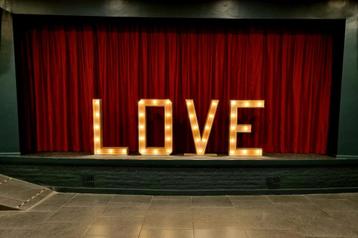 LOVE lichtletters XXL beschikbaar voor biedingen