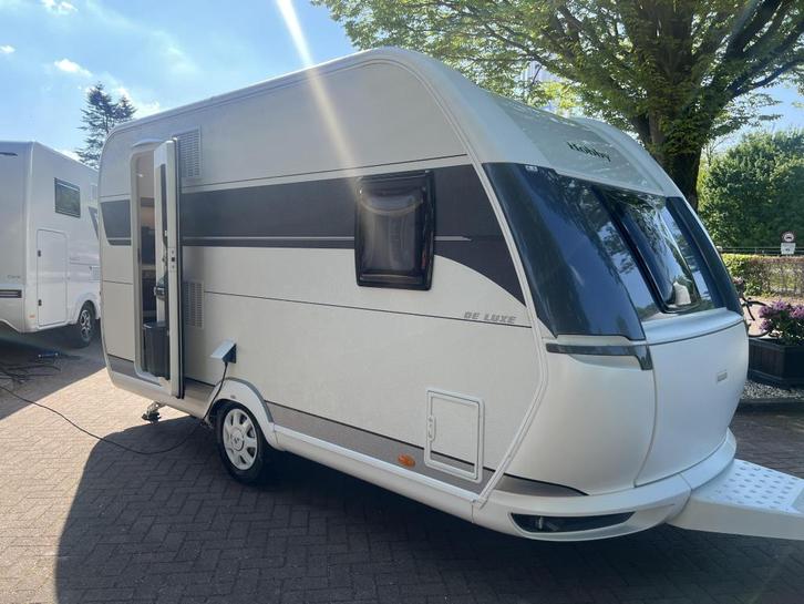 Hobby De Luxe 400 SFE Mover!, Caravans en Kamperen, Caravans, Bedrijf, tot en met 3, 750 - 1000 kg, Treinzit, Hobby, Frans bed