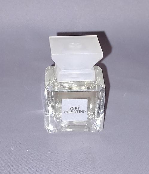 Volle parfum miniatuur -  Very valentino, Verzamelen, Parfumverzamelingen, Zo goed als nieuw, Miniatuur, Gevuld, Ophalen of Verzenden