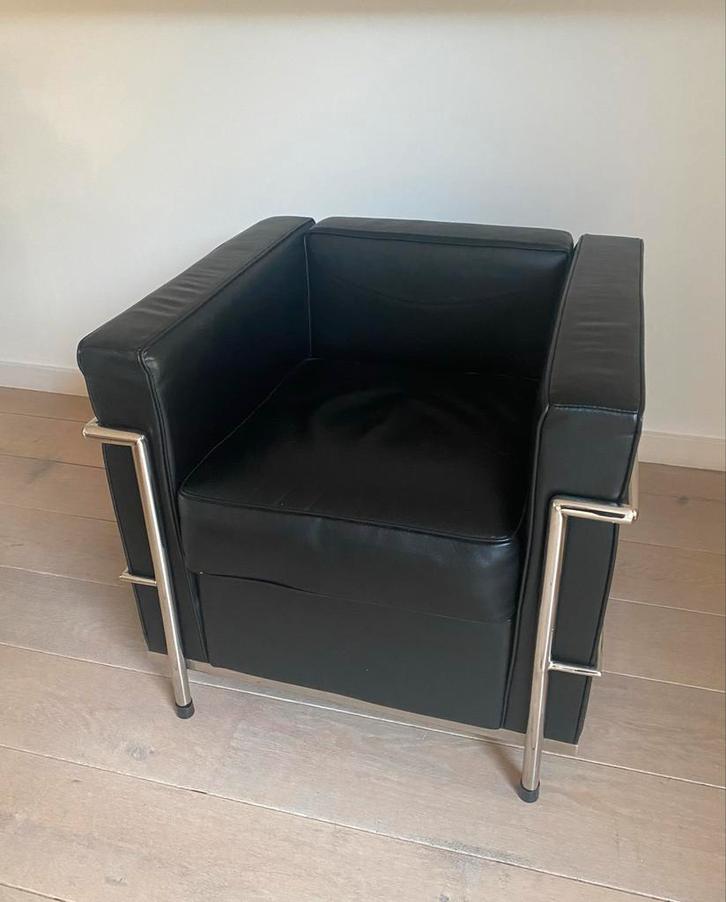 Design stoel, geïnspireerd op Le Corbusier LC2, Huis en Inrichting, Fauteuils, Gebruikt, Leer, 50 tot 75 cm, 75 tot 100 cm, Ophalen