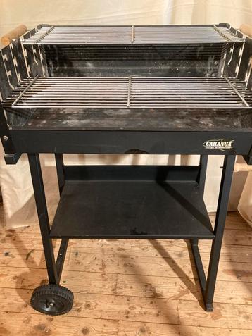 Houtskool barbecue met 2 roosters, als nieuw. beschikbaar voor biedingen