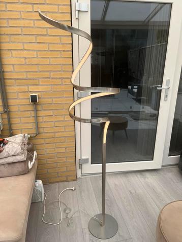 MODERNE staande vloerlamp!!!! beschikbaar voor biedingen