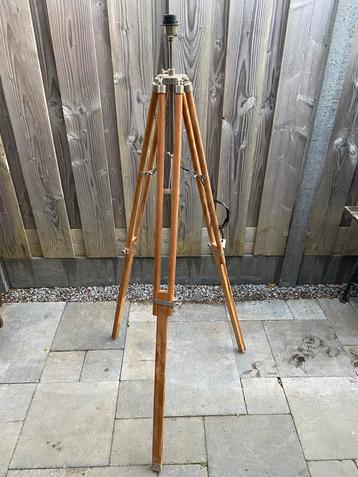 Leuke decoratieve driepoot lamp beschikbaar voor biedingen