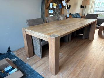 Houten eettafel met salontafel beschikbaar voor biedingen