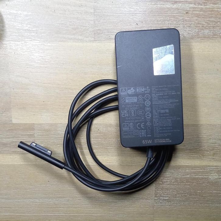Microsoft Surface 65W oplader, Computers en Software, Laptop-opladers, Gebruikt, Ophalen of Verzenden