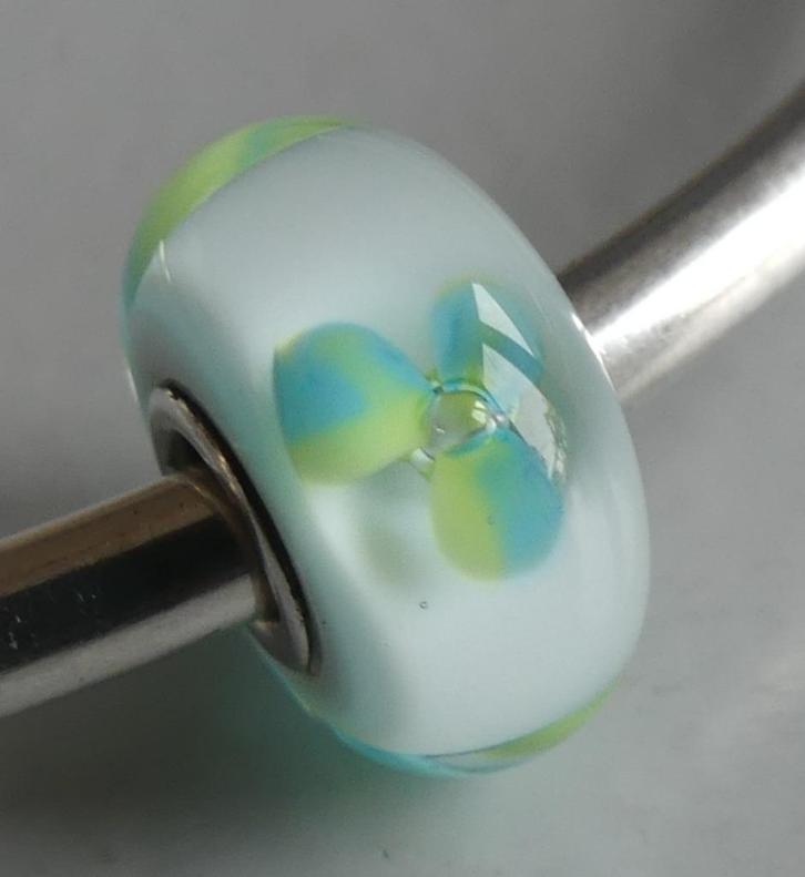 Trollbeads IJSBLAUWE BLOEM, Sieraden, Tassen en Uiterlijk, Bedels, Gebruikt, Trollbeads, Glas of Kristal, 1 bedel, Verzenden