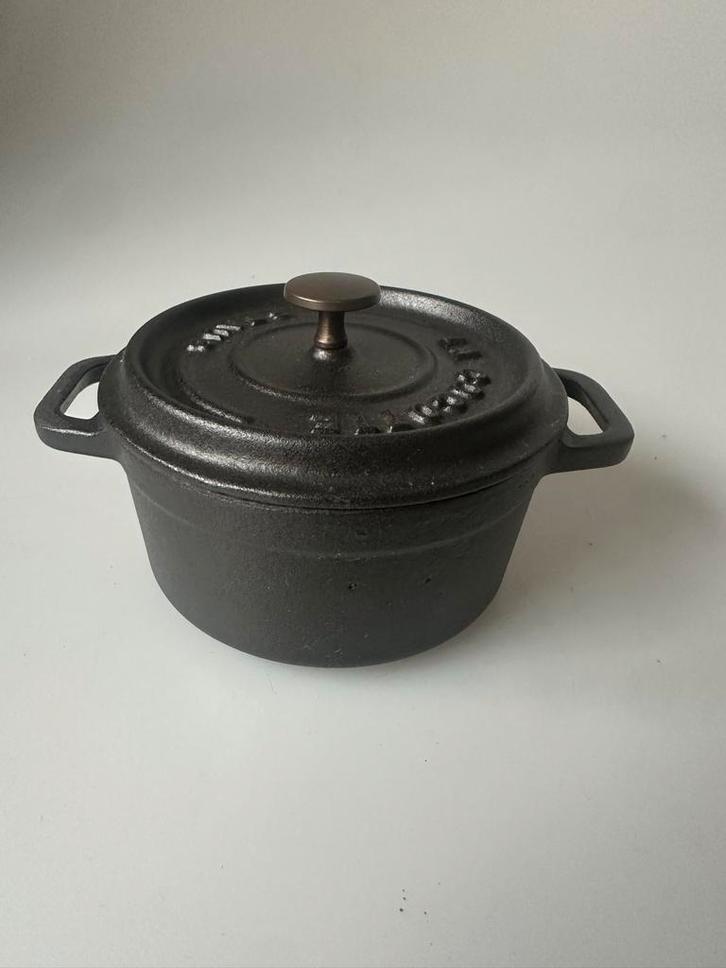 Staub Mini Cocotte 10cm - Perfect voor kleine porties!, Huis en Inrichting, Keuken | Potten en Pannen, Zo goed als nieuw, Koekenpan of Braadpan