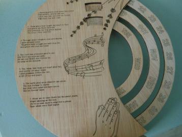 Staande draaiende kalender van hout 25x25 cm. beschikbaar voor biedingen